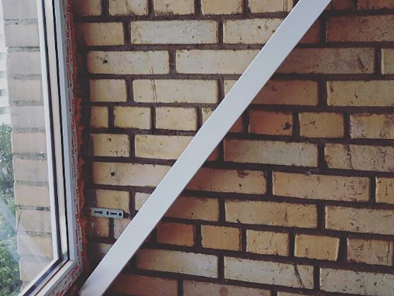 Монтаж через балкон — кирпичный дом
